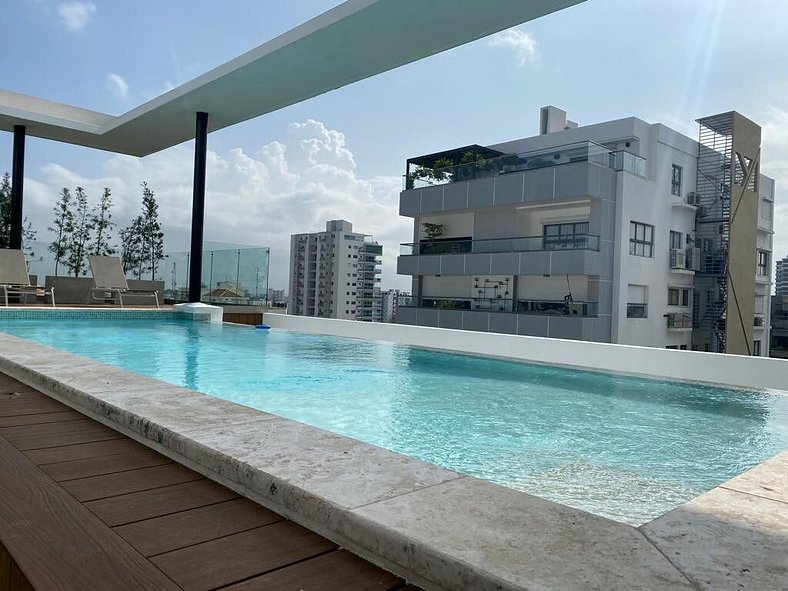 Pool-Comfy-CityCenter-WiFi-Modern-Safe-YellowKey